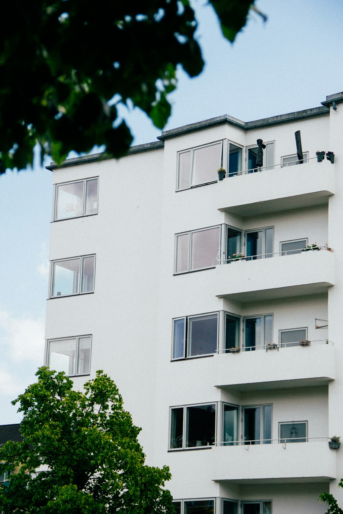 Wohngebäude mit Balkonen